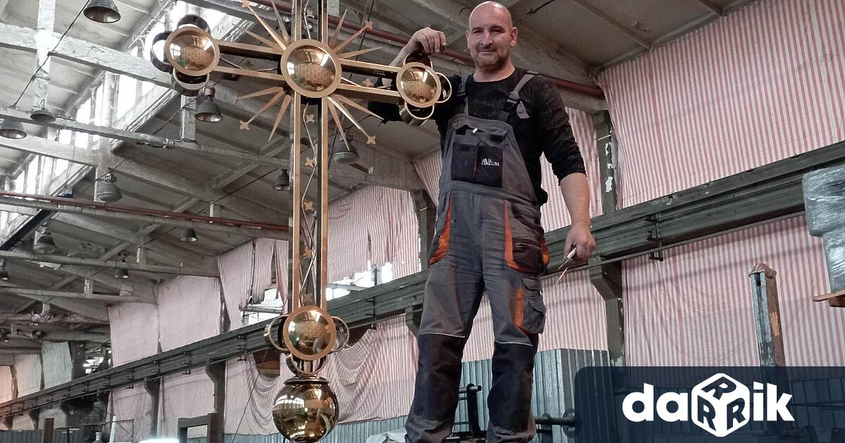 Нов купол е поставен преди броени дни на камбанарията към