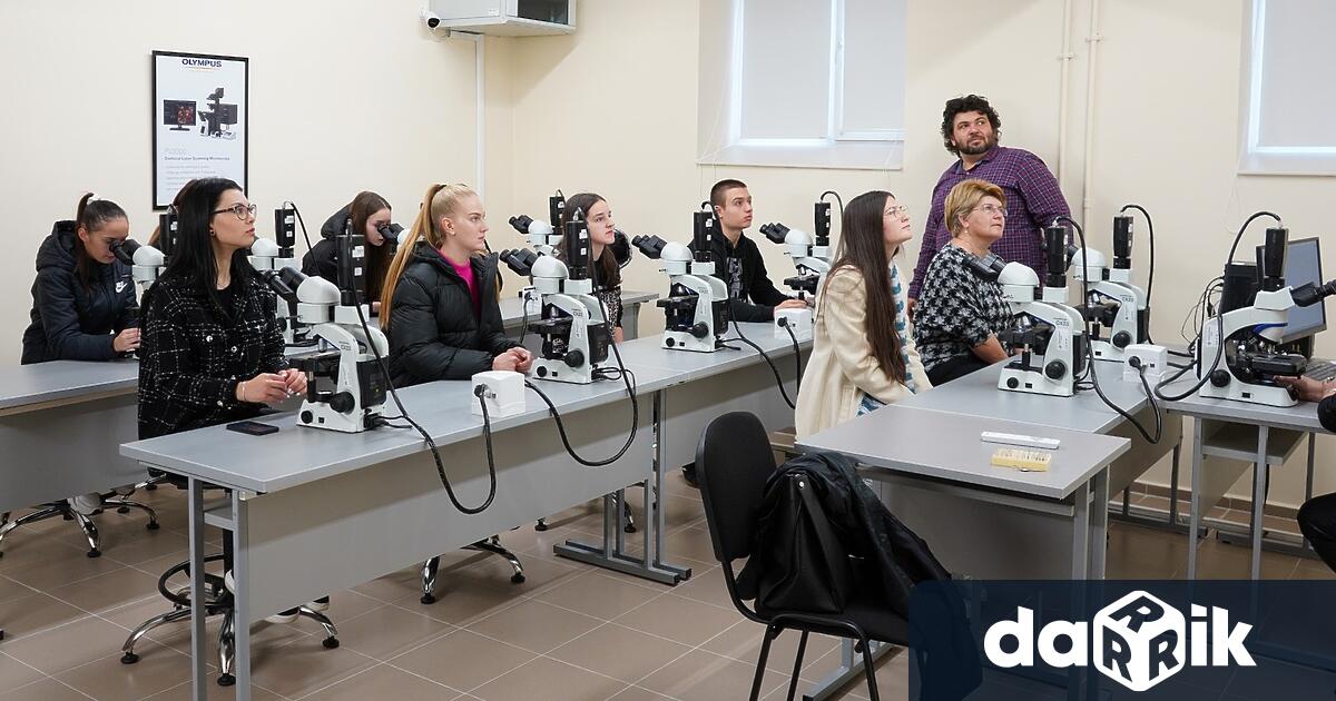 Ученици от XII клас на профилираните паралелки по биология и