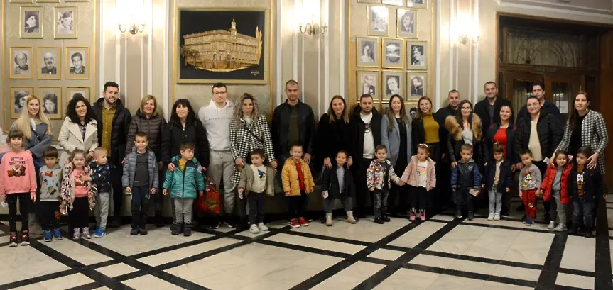 Деца и родители от ДГ „Юнско въстание“ в Плевен споделиха емоции и преживявания с постановки на театъра