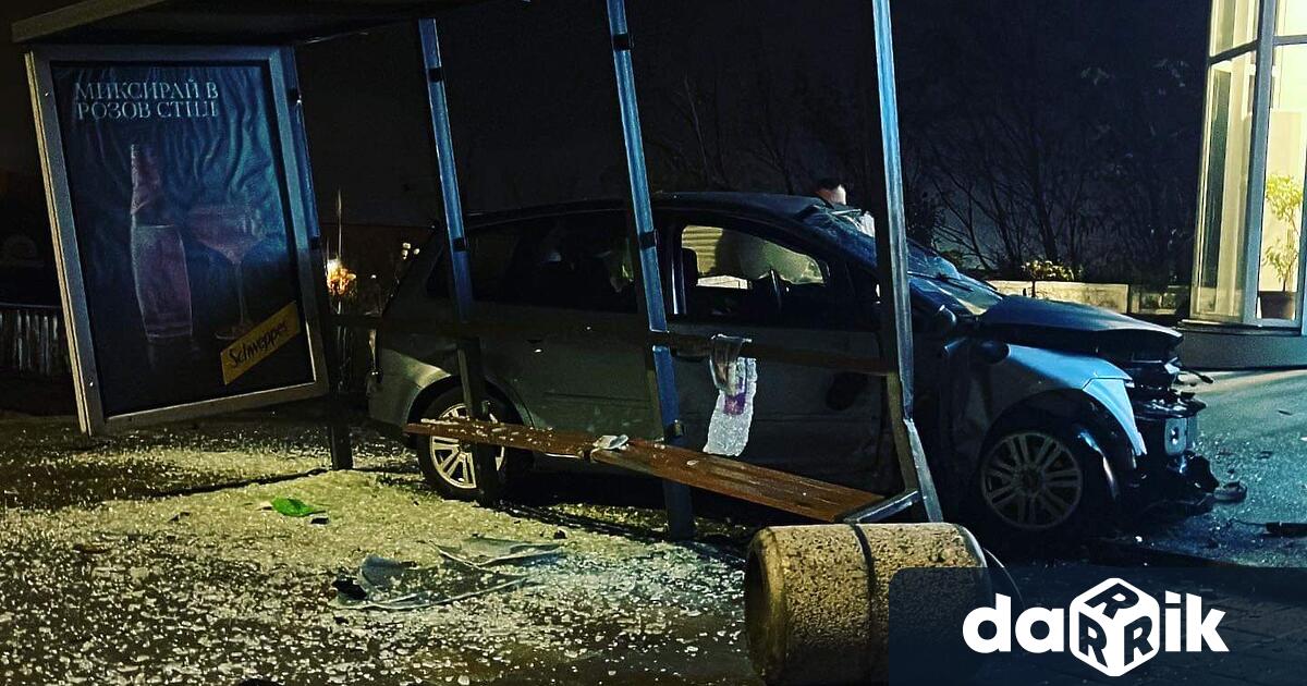 Водач с близо 2 промила алкохол в кръвта помете автобусна