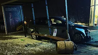 Пиян шофьор помете автобусна спирка и два автомобила във Велико Търново (снимки)