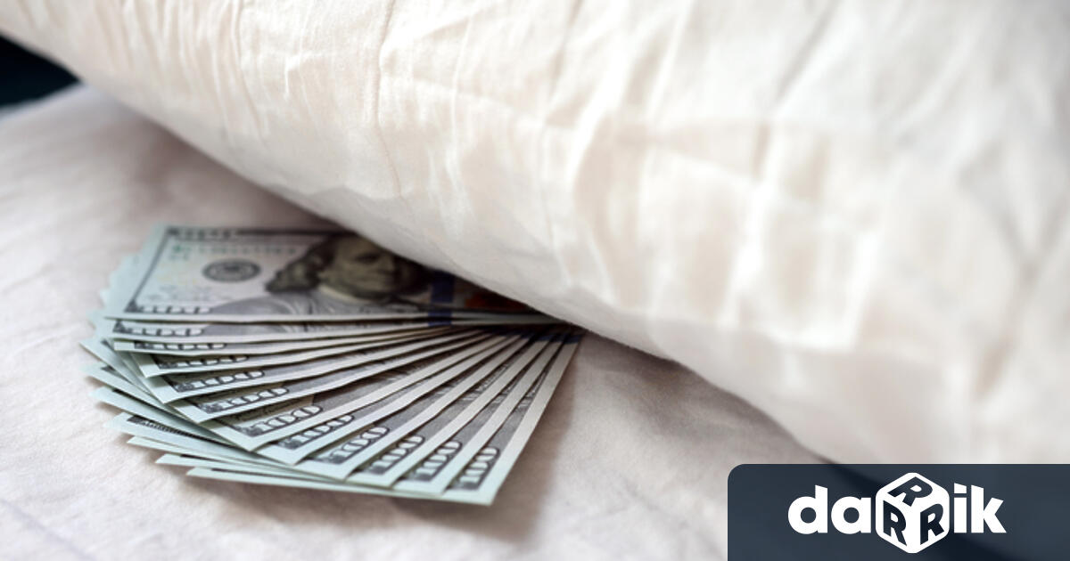 Разследват кражба на 10 хиляди лв., скрити под дюшек. Парите