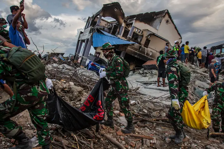 Най-малко 162 загинали и 700 ранени при земетресение в Индонезия (видео и снимки)  