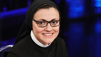 Монахиня коятоспечели Гласът на Италия заради своитепевчески умения отново смая