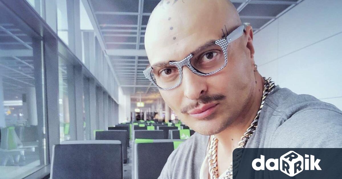 2016 спряхда правя спектакли и започнах да правя само музика.