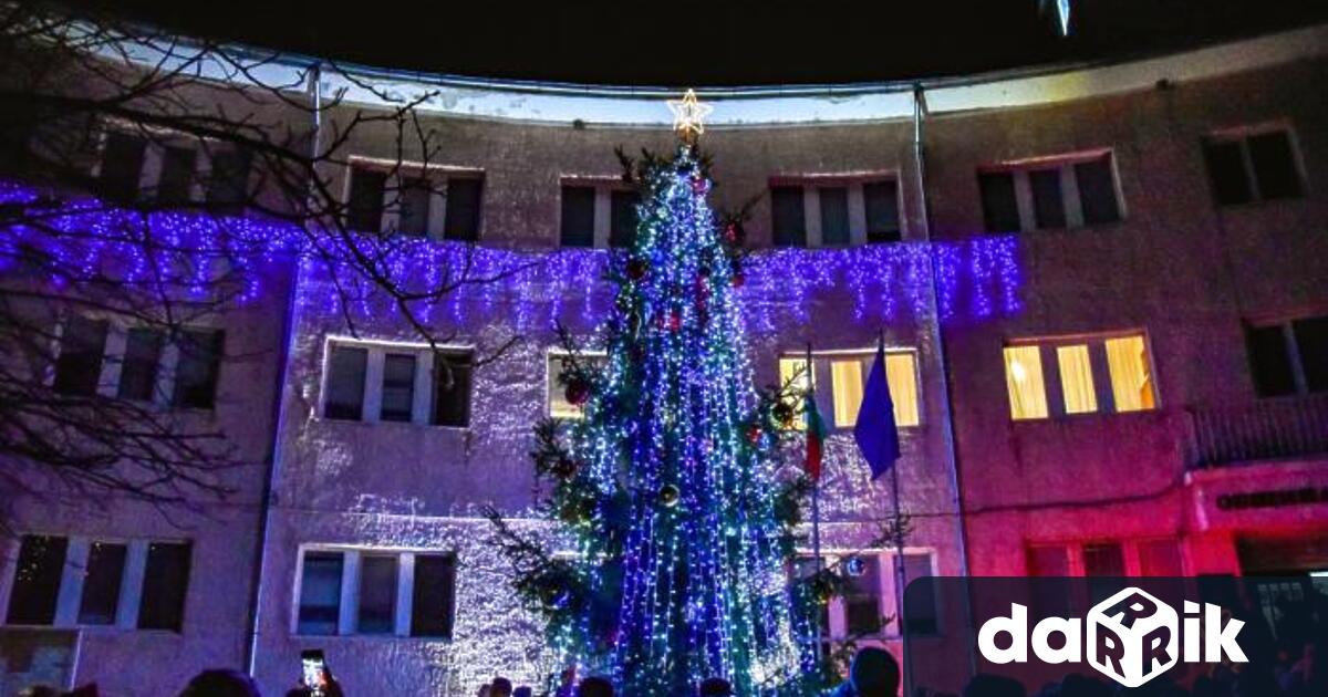 Коледната елха в Твърдица ще грейне в началото на месец