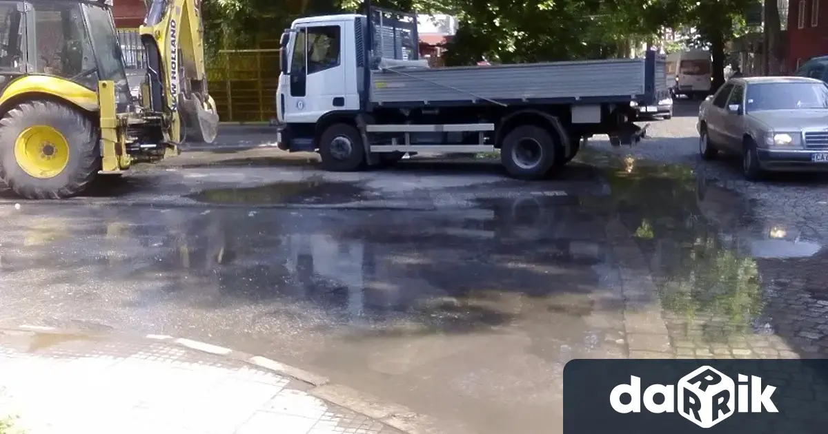 Сериозна ВиК-авария на жп-прелеза на бул. Копривщица“ затруднява движението по