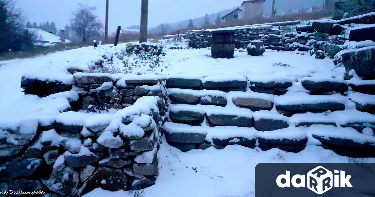Продължава да вали слаб сняг във високопланинските села на община