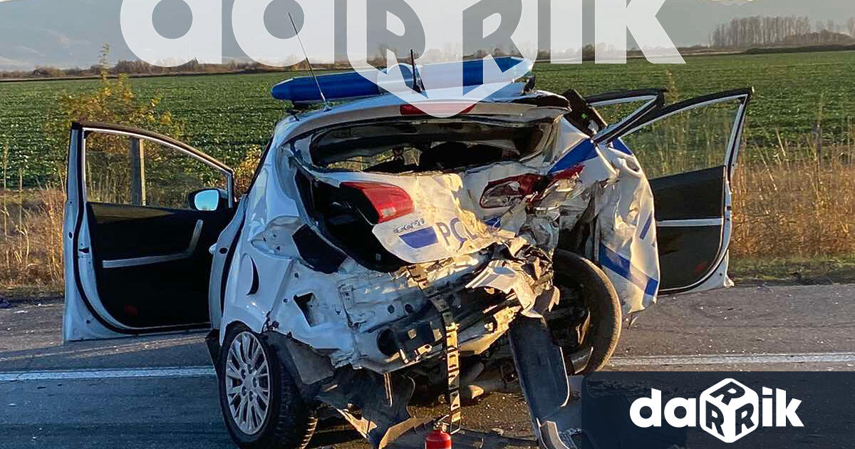 Пътен инцидент с участие на полицейски автомобил е възникнал след