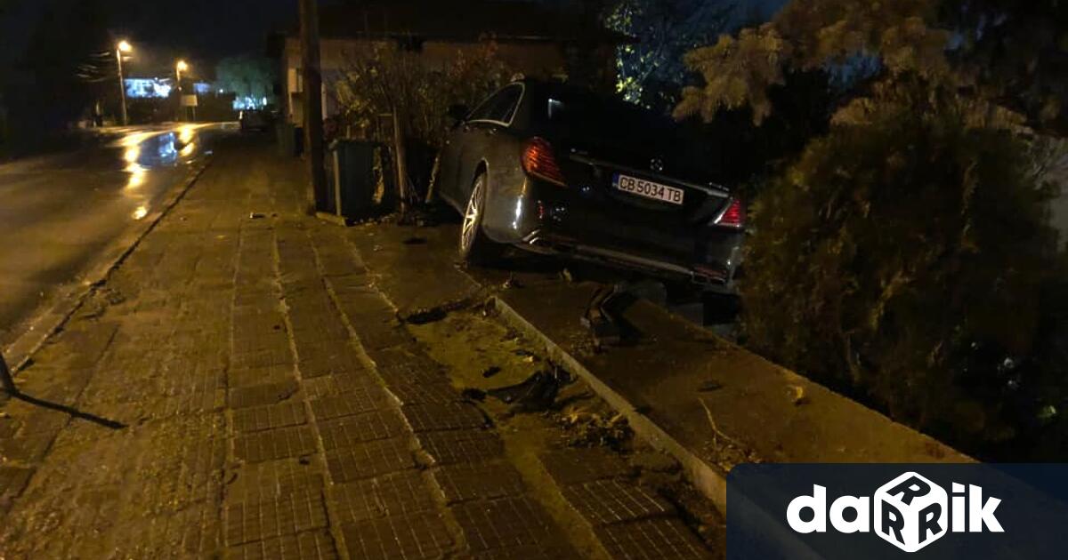 14-годишен младеж се е врязал тази нощ с автомобил в