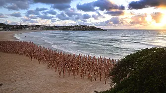 Събитие срещу рака на кожата: 2500 се съблякоха на плажа Бонди в Сидни