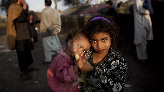 Предупреждение Тази статия представя чувствително съдържаниеАфганистанците дават на гладните си