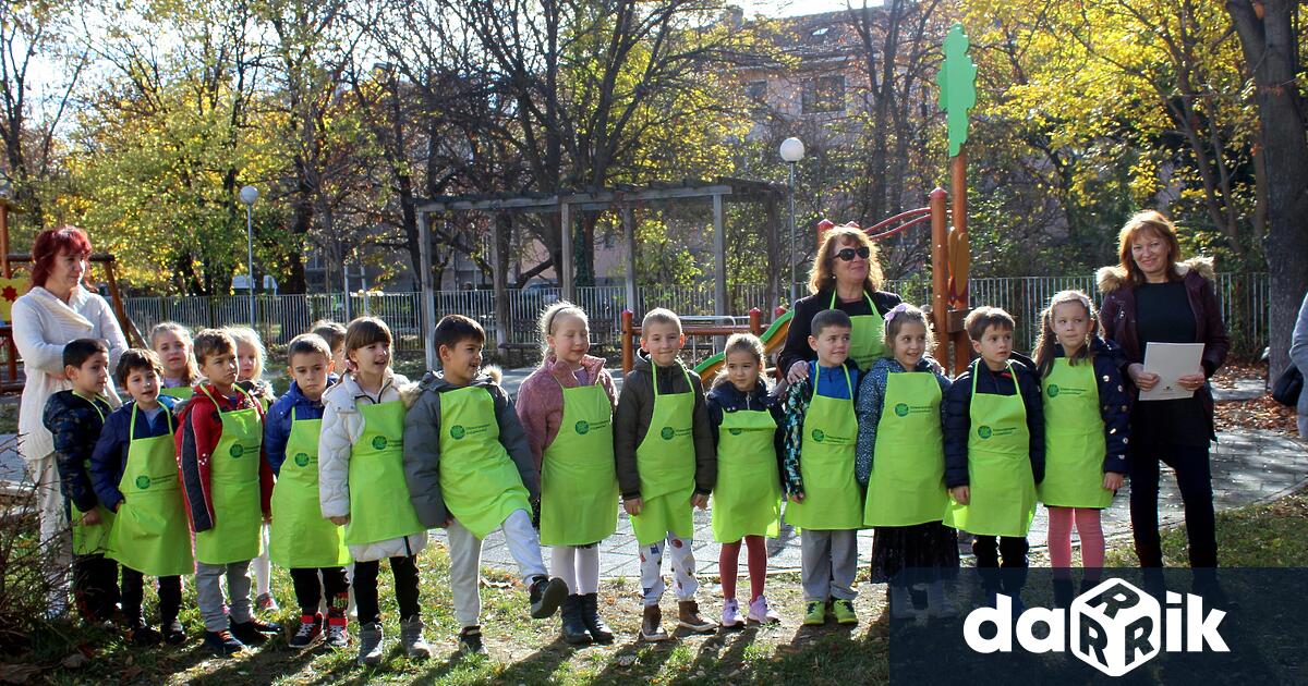Красиви теменужки в нови бели кашпи сами посадиха и поляха