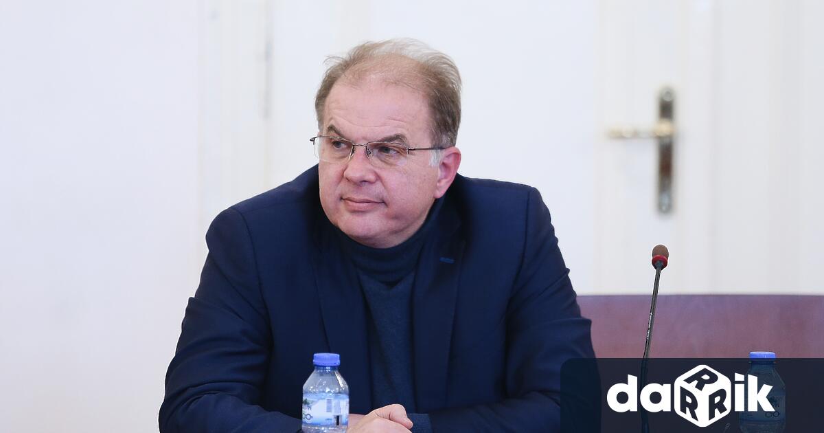 Няма да отстъпим от изборната хартиена бюлетина,каза пред БНР депутатът