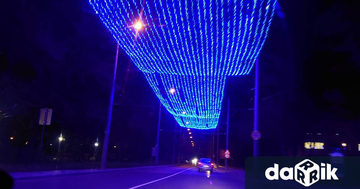 Поради извършване на монтаж на елементи от коледната украса на