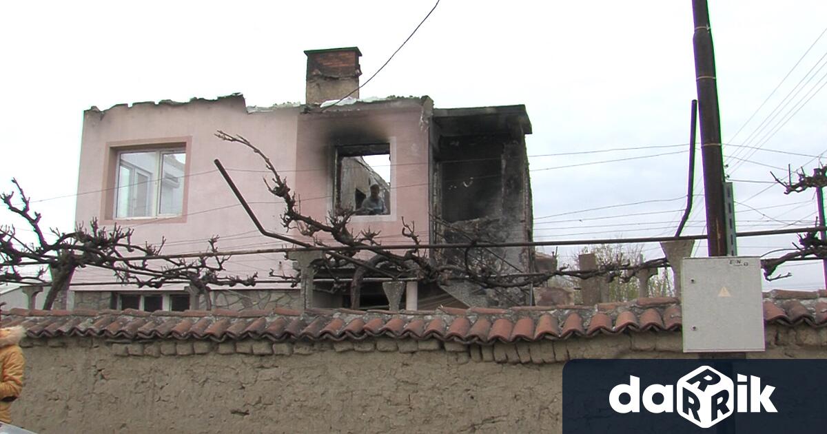 Голям пожар остави без дом младо семейство и двете им