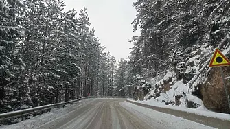 Сняг покри планински пътища в Пазарджшишко