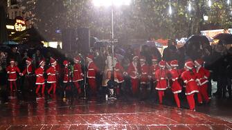 Коледното дърво пред община Пловдив грейна точно на 1 декември,