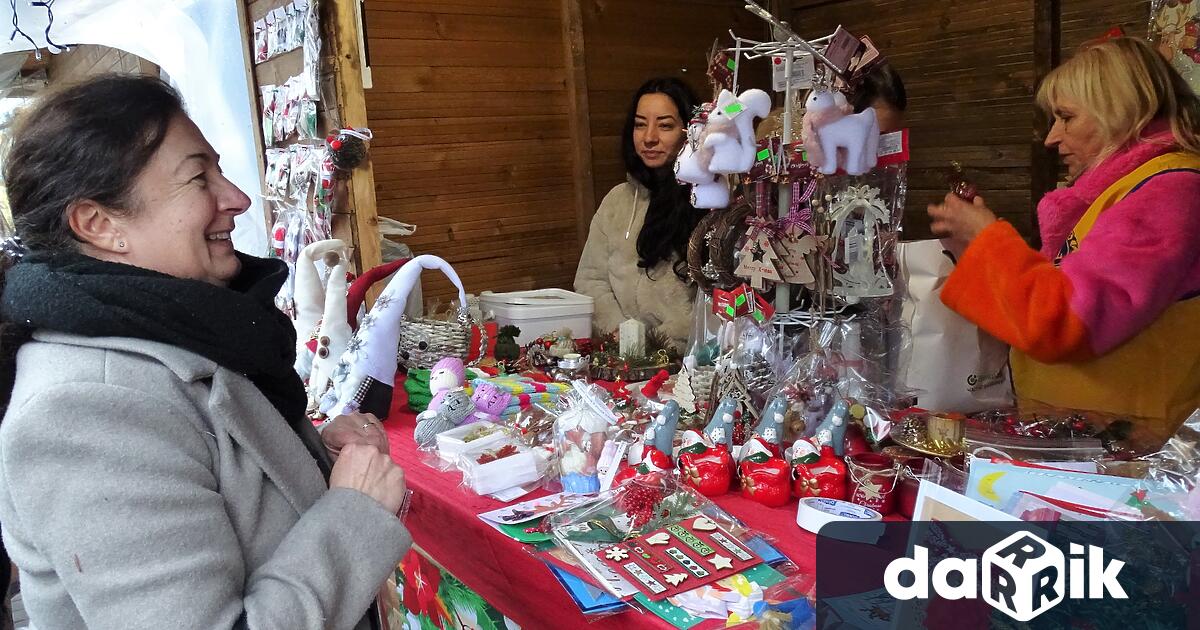 Коледният базар във Велико Търново вече е отворен. Част от
