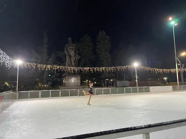 Ледената пързалка във Враца е официално открита