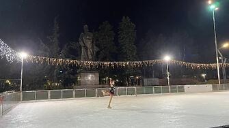 Заработи ледената пързалка на площад Христо Ботев във Враца Фигуристките от