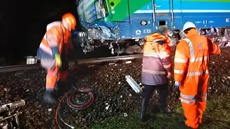 Машинистът на влака, който се удари в скала, е контактен, предстои му операция на гръбнака