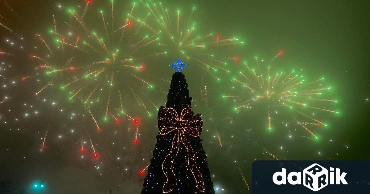 С празнично шествие, водено от Дядо Коледа и Снежанка ще