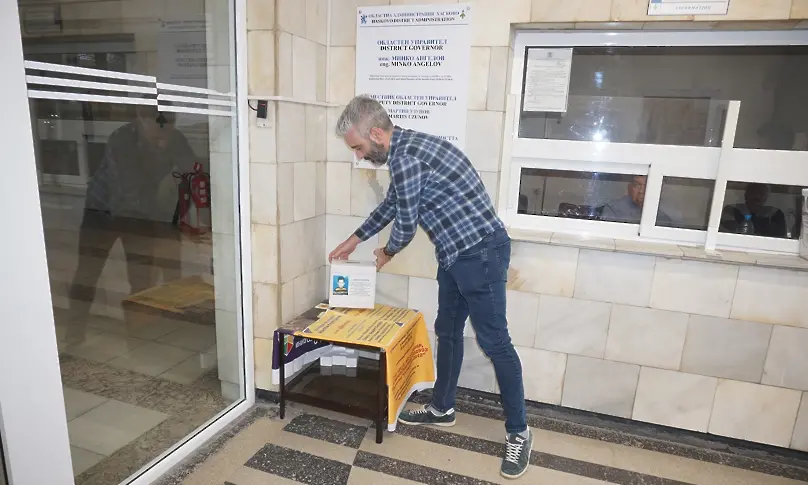 Кутия с дарения за Дани в областната управа на Хасково