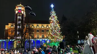 В духа на топло послание грейнаха светлините на Коледната елха в центъра на Плевен/ВИДЕО-СНИМКИ/
