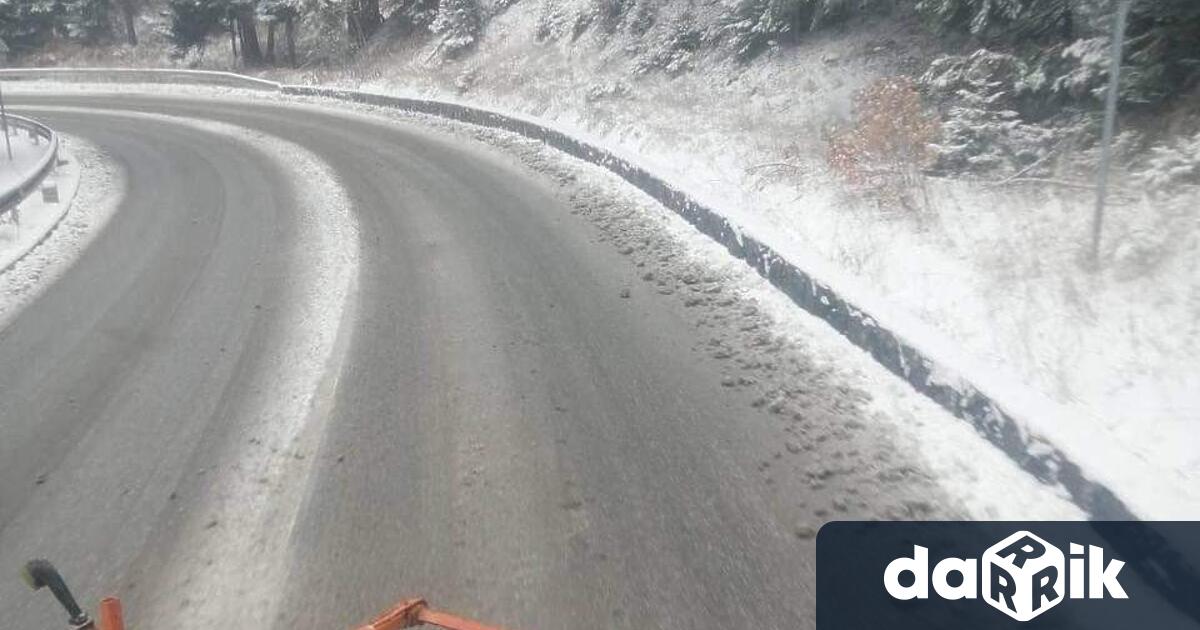 До 15 сантиметра достига снежната покривка по високите части в