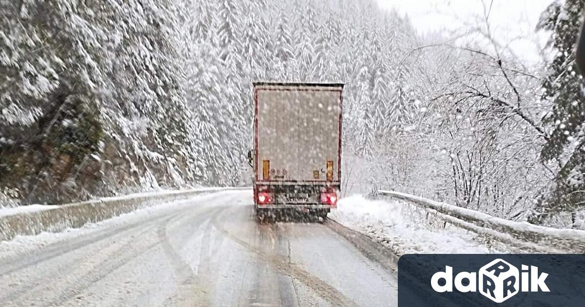 Ограничено е движението на тежкотоварни автомобили с маса над 12