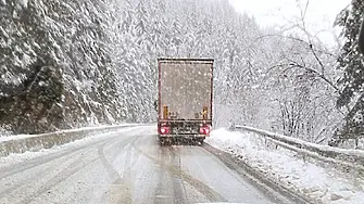 Заради снегопочистване забраниха движението на камиони през прохода 
