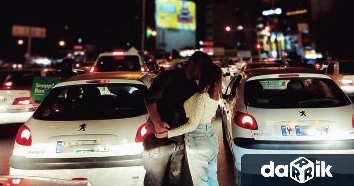 Снимка на двойка в Иран, целуваща се по улиците, обиколи
