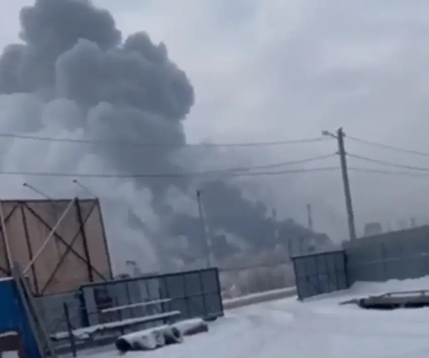 Пожар избухна в петролен склад в Русия (видео)