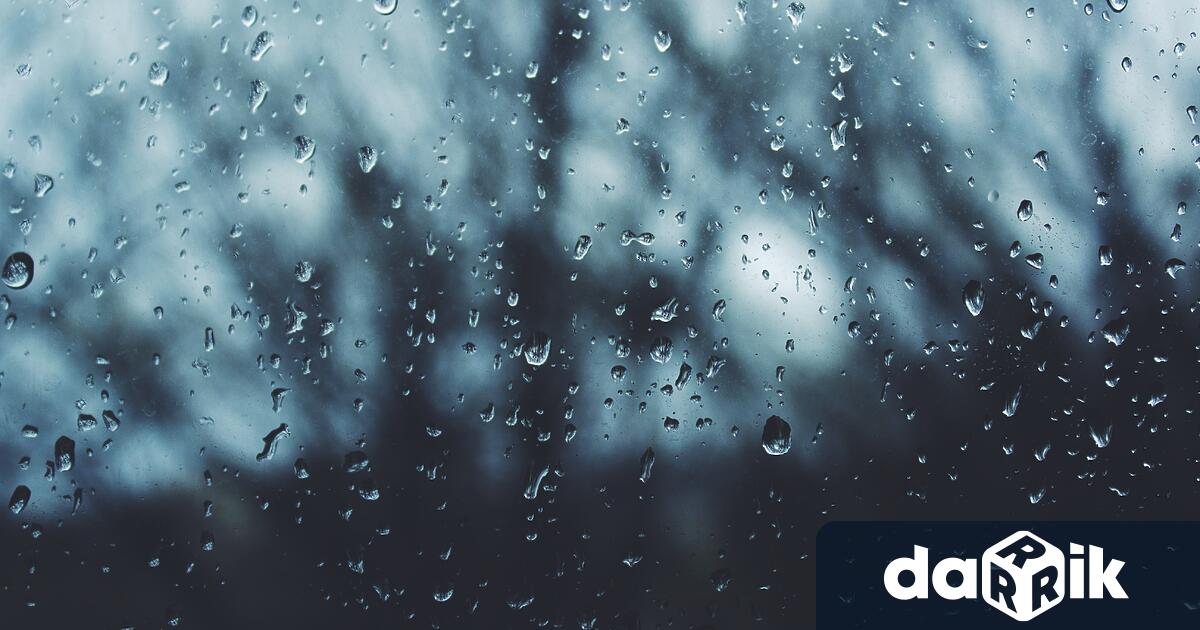 През следващото денонощие над страната ще се задържи предимно облачно.