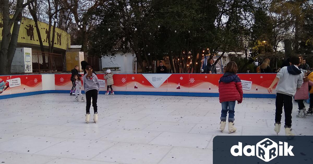 Безплатна ледена пързалка край входа на Летния театър във Варна