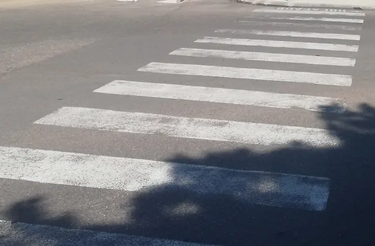 Блъснаха жена на пешеходна пътека, има опасност за живота й