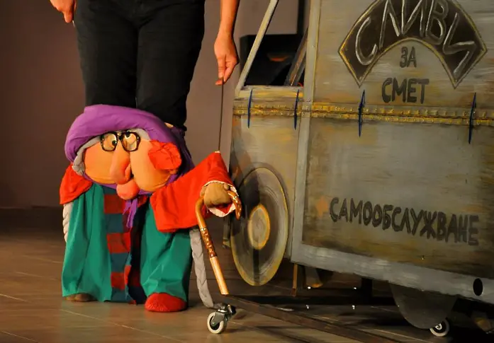 Театър ВЕСЕЛ очаква спектакъла „Сливи за смет“ на съботната си сцена в читалище „Искра“