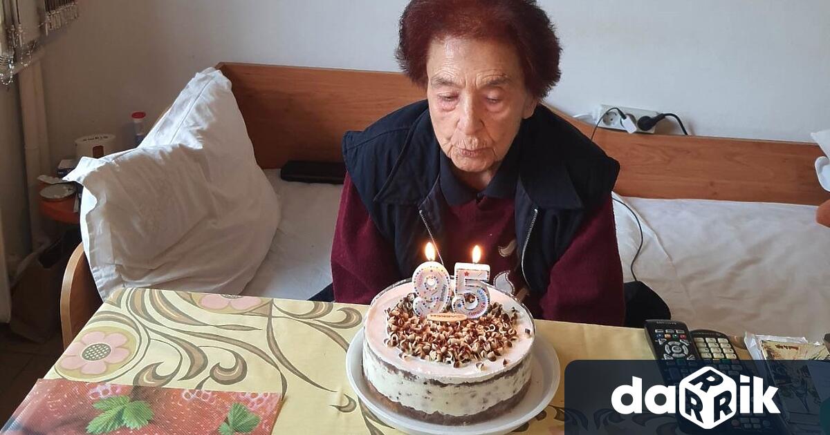 Потребител на асистентска подкрепа в Пловдив навърши 95 години. Освен