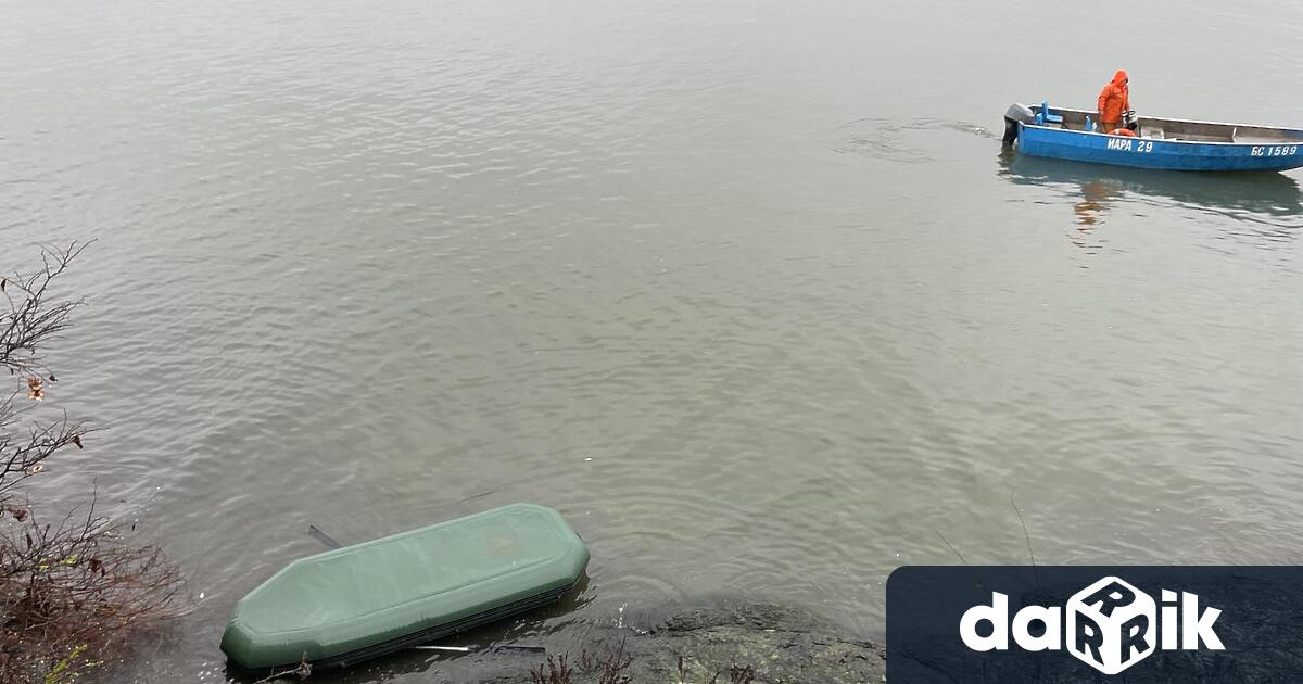 Лодката на двамата рибари, които изчезнаха малко преди полунощ на