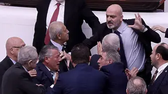 Бой в турския парламент приключи в интензивното отделение (видео)
