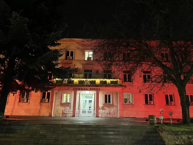 Сградата на Община Враца бе осветена в червен цвят по повод отбелязването на Световния ден за борба със спин