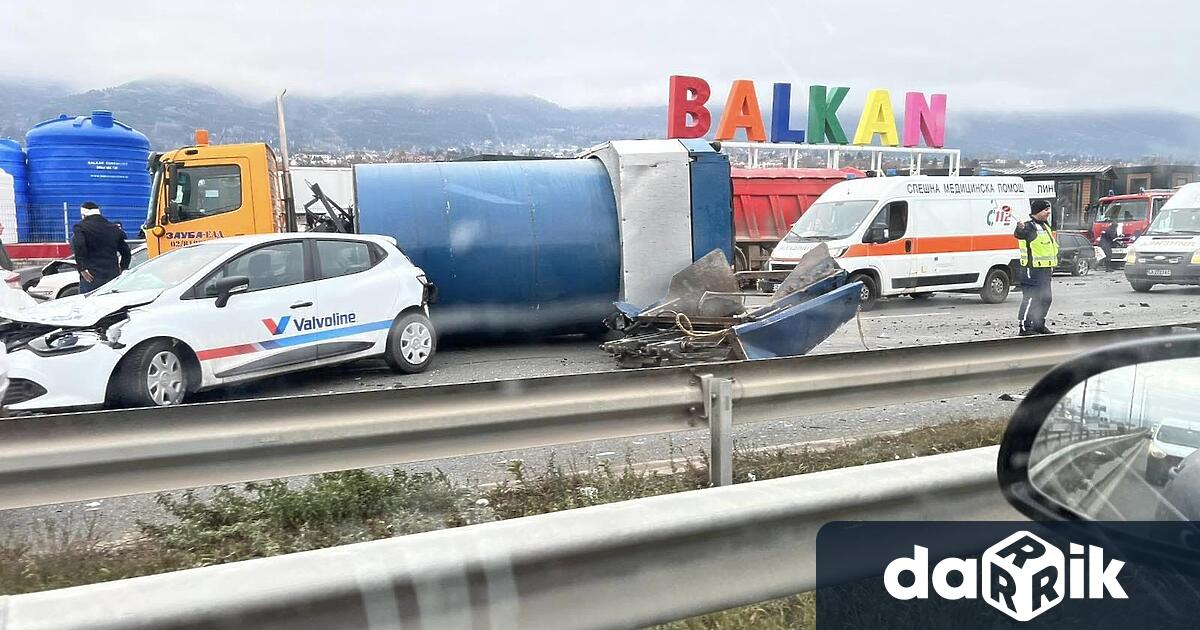 Тежка катастрофа между камиони и леки автомобили е възникнала на