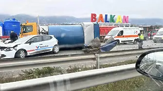 Тежка катастрофа с камиони и коли в София