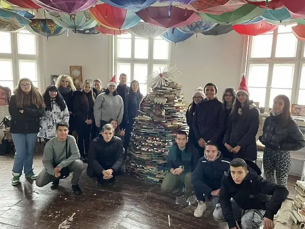 20 ученици от Ученическия съвет на ПГТР-Враца в помощ на сдружение 