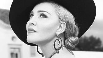 64 годишната Мадона присъства на изложба на панаира за съвременно изкуство