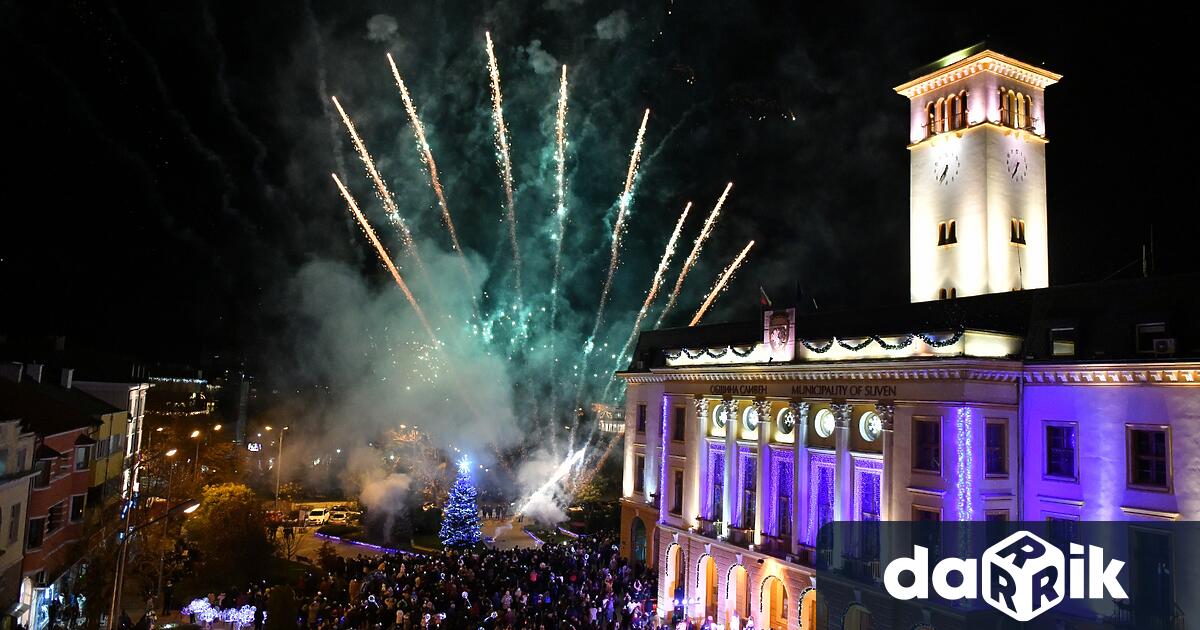 Коледната елха в Сливен грейна навръх Никулден с куклено шествие,