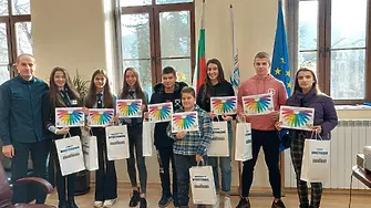 9 млади доброволци получиха грамоти от кмета на Кюстендил