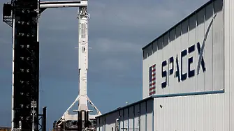 „SpaceX“ получи разрешение за разполагане на още хиляди сателити в орбита