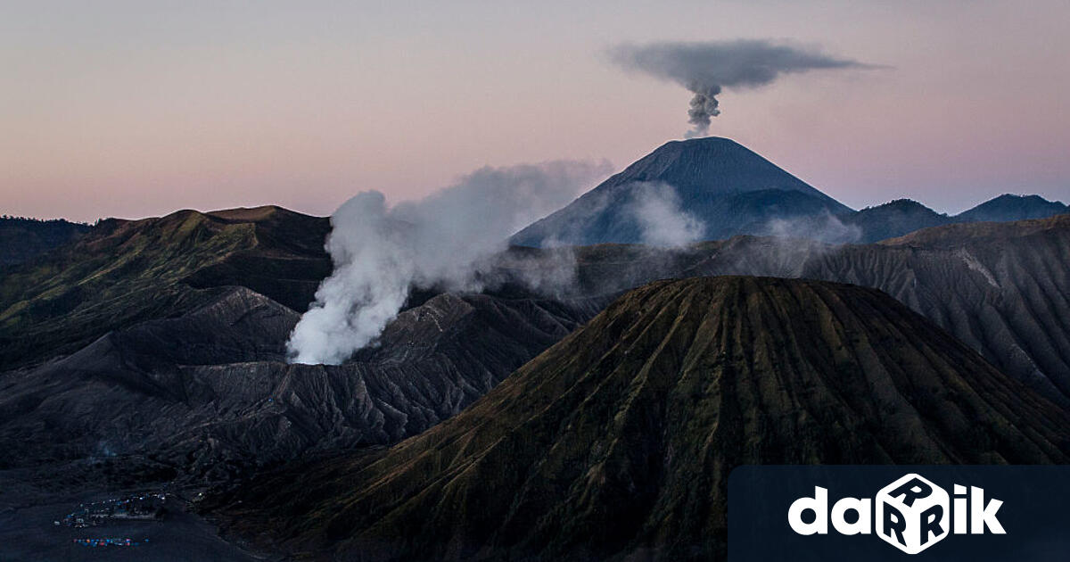 Вулканът Семеру на индонезийския остров Ява започна да изригва рано